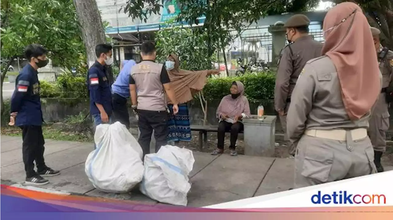 Nenek-Cucu Ngemis Pura-pura Tak Saling Kenal Saat Dirazia Satpol PP