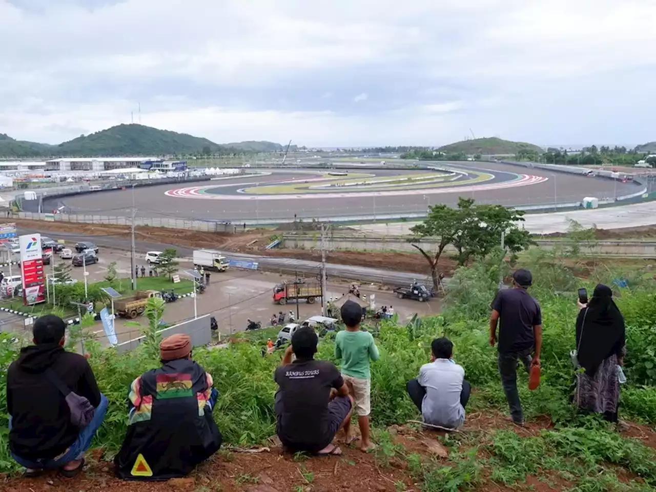 Menonton Langsung Tes MotoGP Mandalika dari Bukit dan Balik Tembok