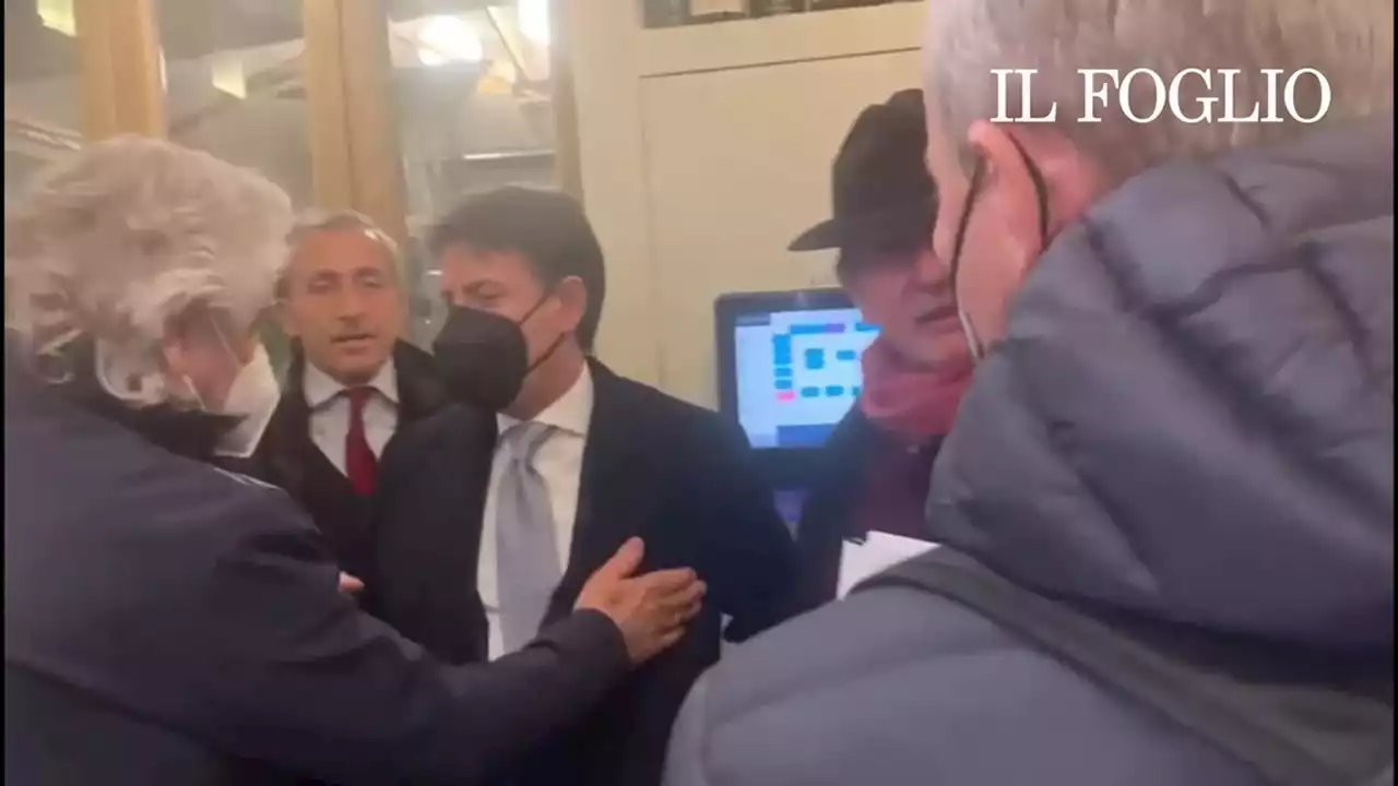 Grillo a Conte: 'Almeno iscriviti al M5s'. La battuta rivela l'ennesima rogna giudiziaria