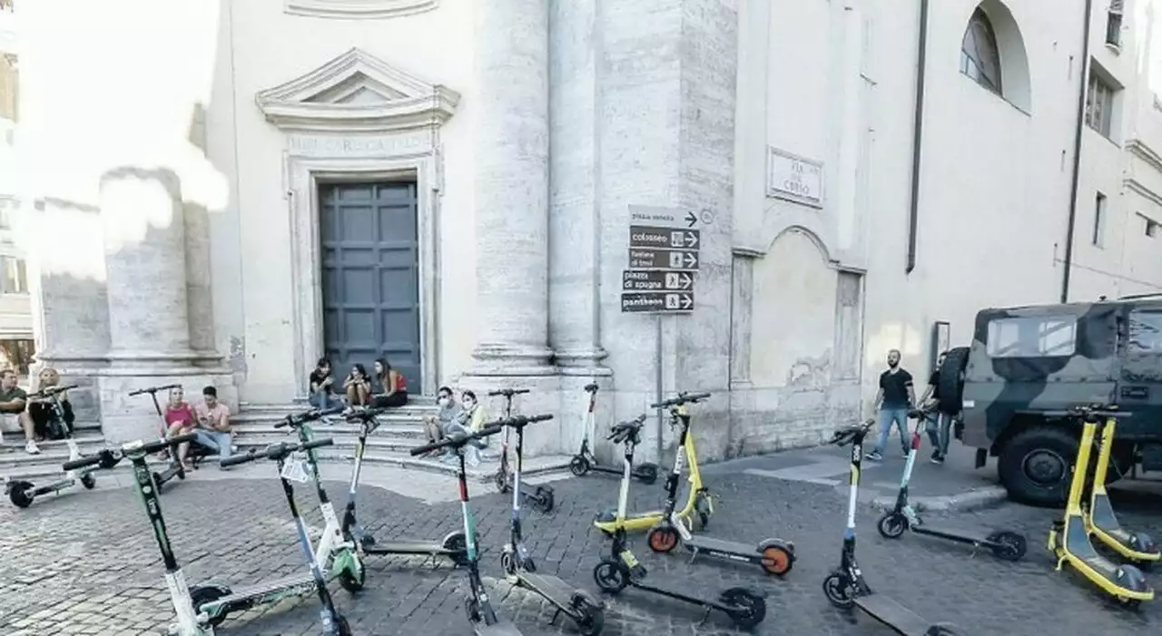 Monopattini, la giungla Roma ma le regole non arrivano: all’estero leggi più severe