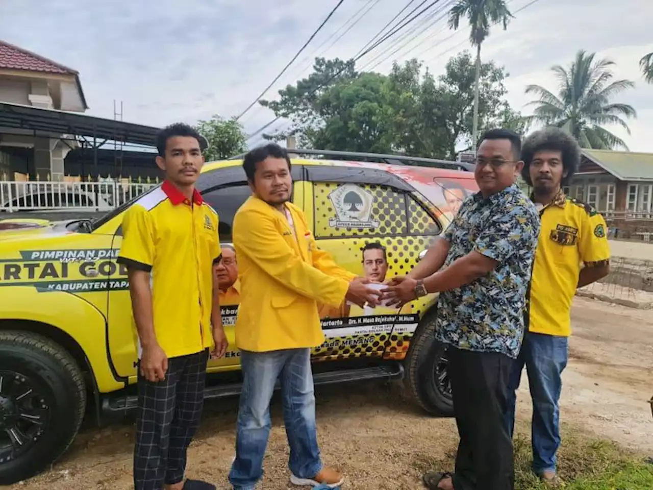 Ketua Golkar Sumut Bantu Korban Kebakaran Sibolga