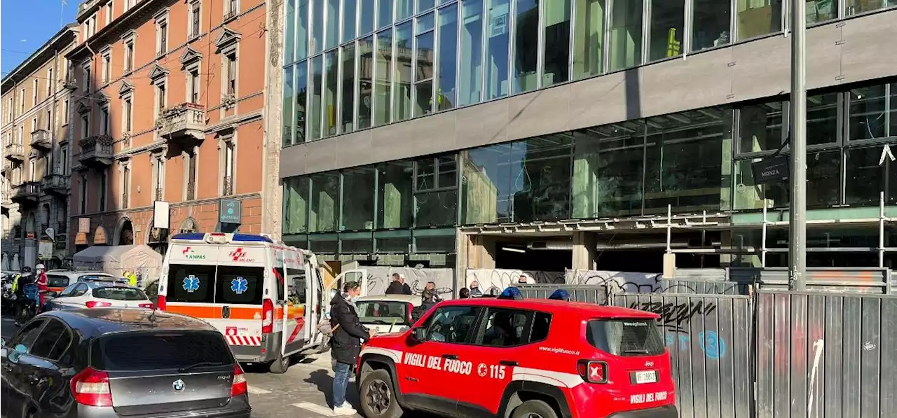 Milano, due operai precipitano nel vano di un ascensore: uno è morto, l’altro in condizioni disperate