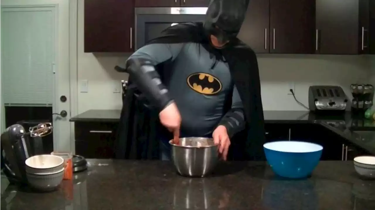 Insólita cita de Tinder: la recibió disfrazado de Batman y hasta le cocinó