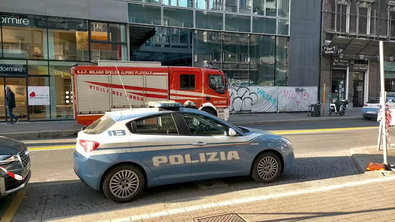 Precipita l'ascensore di un palazzo in ristrutturazione a Milano: muore un operaio, un altro è grave