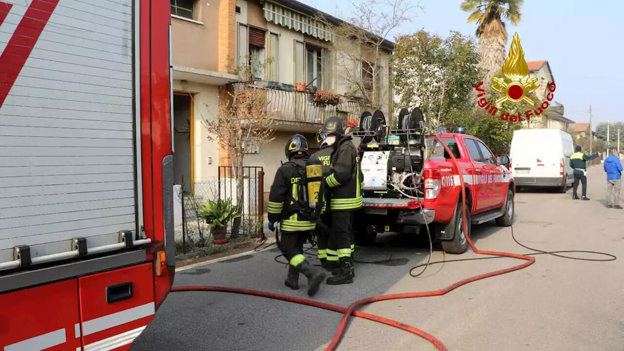 Incendio in casa: muore una donna disabile trovata a letto dai pompieri