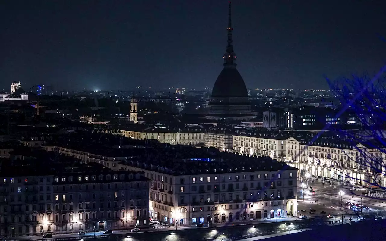 Bollette, protesta in Italia contro rincari: 3.000 città spente. FOTO