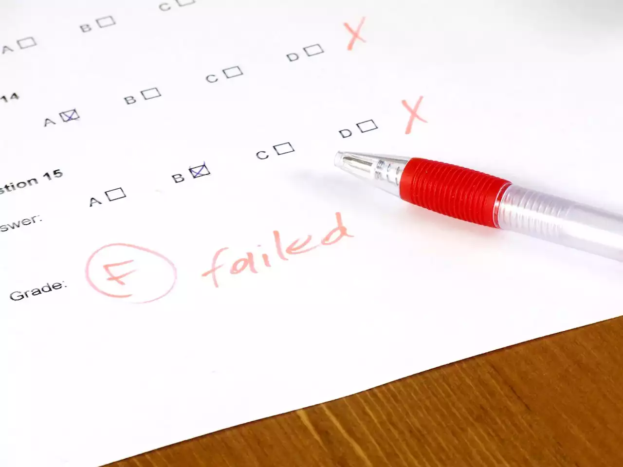 تلميذ يقتل والديه وشقيقه بسبب درجاته