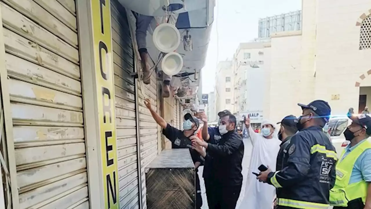 إنقاذ شاب سقط داخل لوحة إعلانية