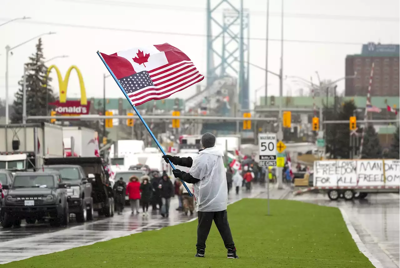 Canada police arrive to remove protesters at US border