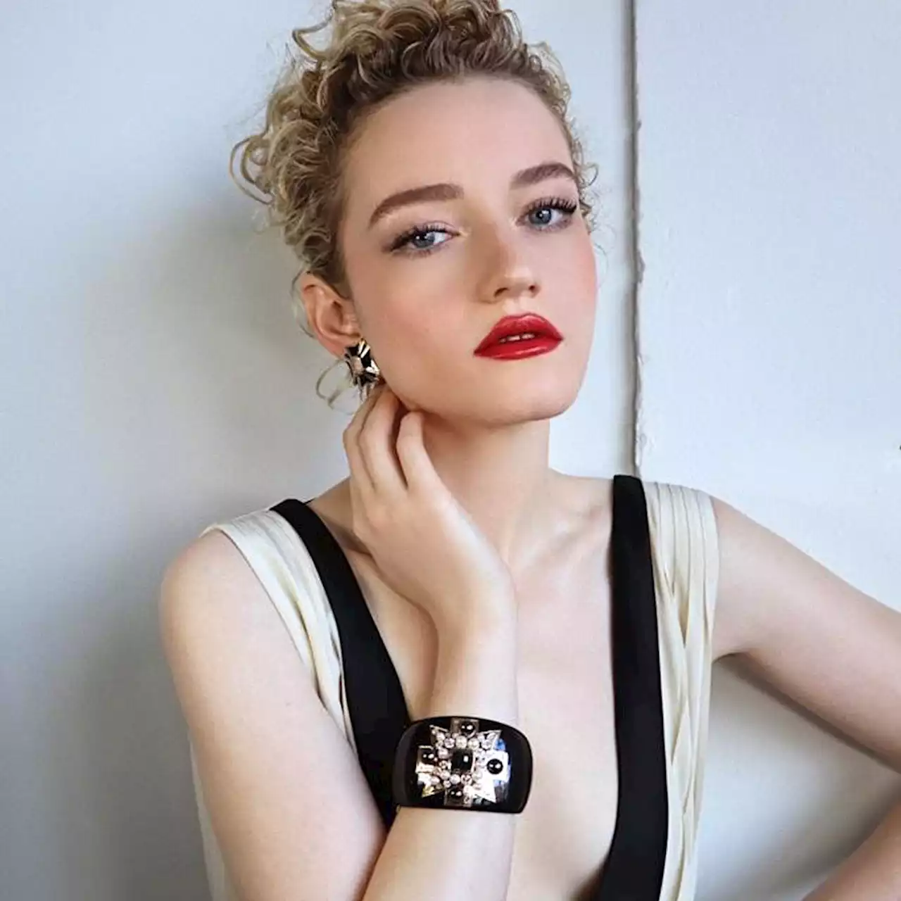 Breaking Down Julia Garner's Unique Accent on Inventing Anna - E! Online