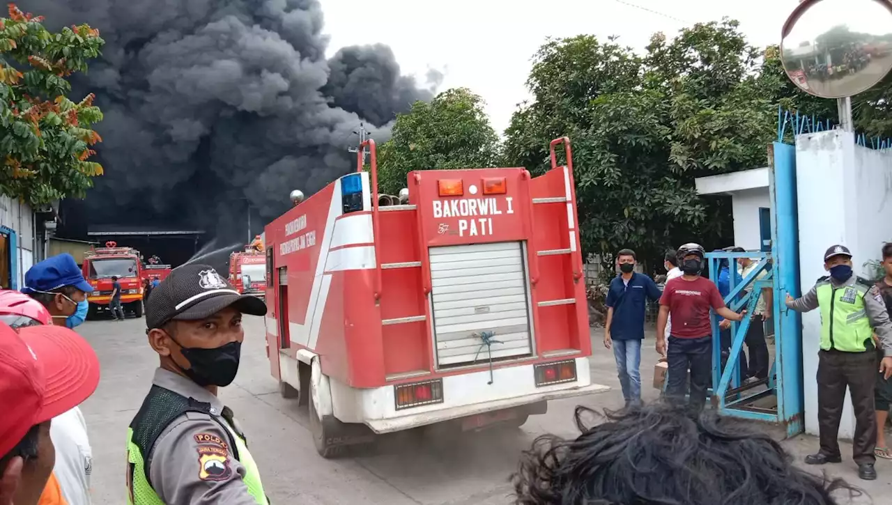 Petugas Lakukan Teknik Ini untuk Mencegah Kebakaran Pabrik Plastik di Pati Meluas