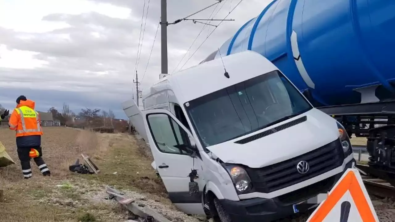 Kleinbus stieß mit Güterzug zusammen
