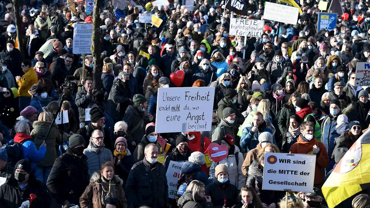 Tausende protestieren gegen Corona-Regeln