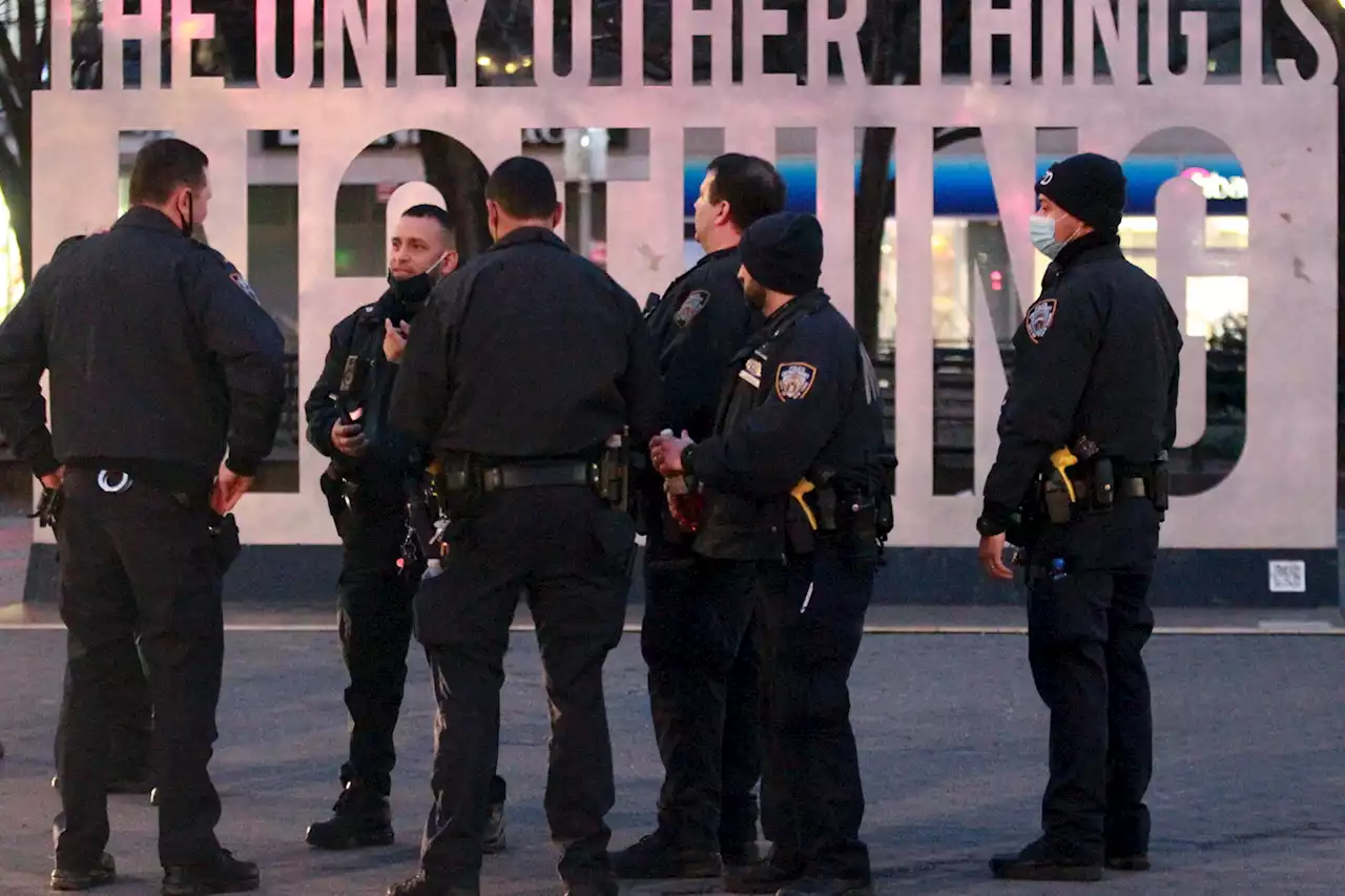 Man slashed in the hand while riding NYC subway