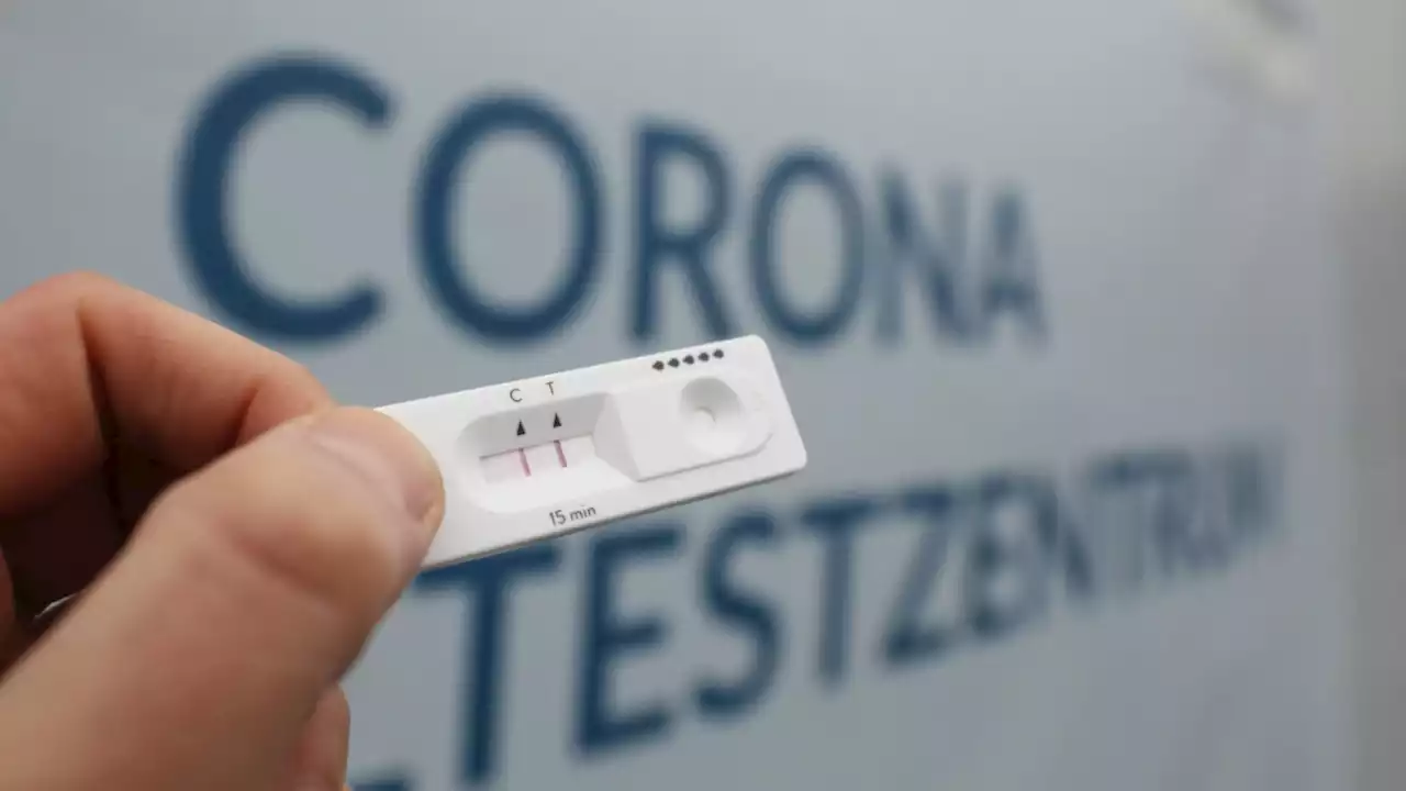 Corona aktuell: RKI: Inzidenz fast unverändert bei 1474