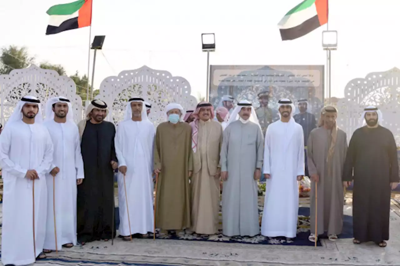 حاكم أم القيوين يحضر حفل أقامه مواطن بمناسبة تخرج نجله من أكاديمية شرطة دبي