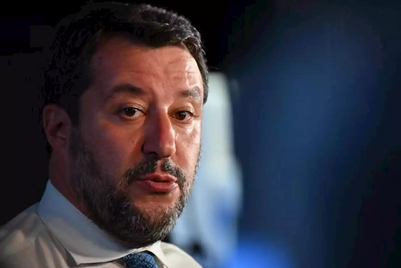 Covid, Salvini mostra risultato tampone: 'E' negativo'