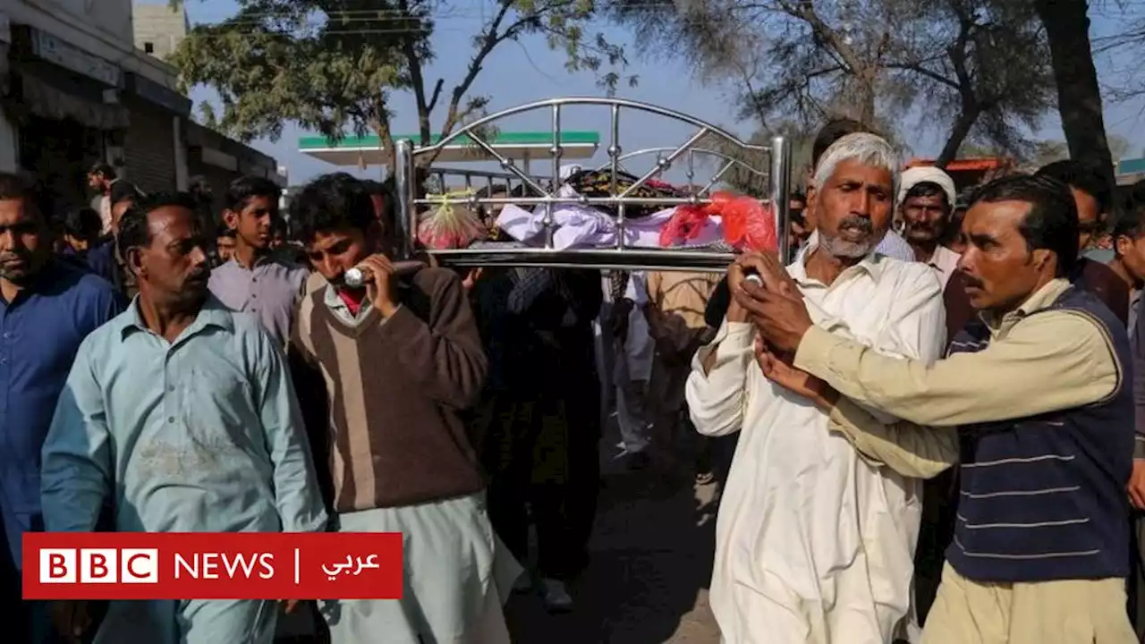 جموع غاضبة في باكستان تخطف رجلا من قسم الشرطة وتقتله بعد اتهامه بالتجديف - BBC News عربي