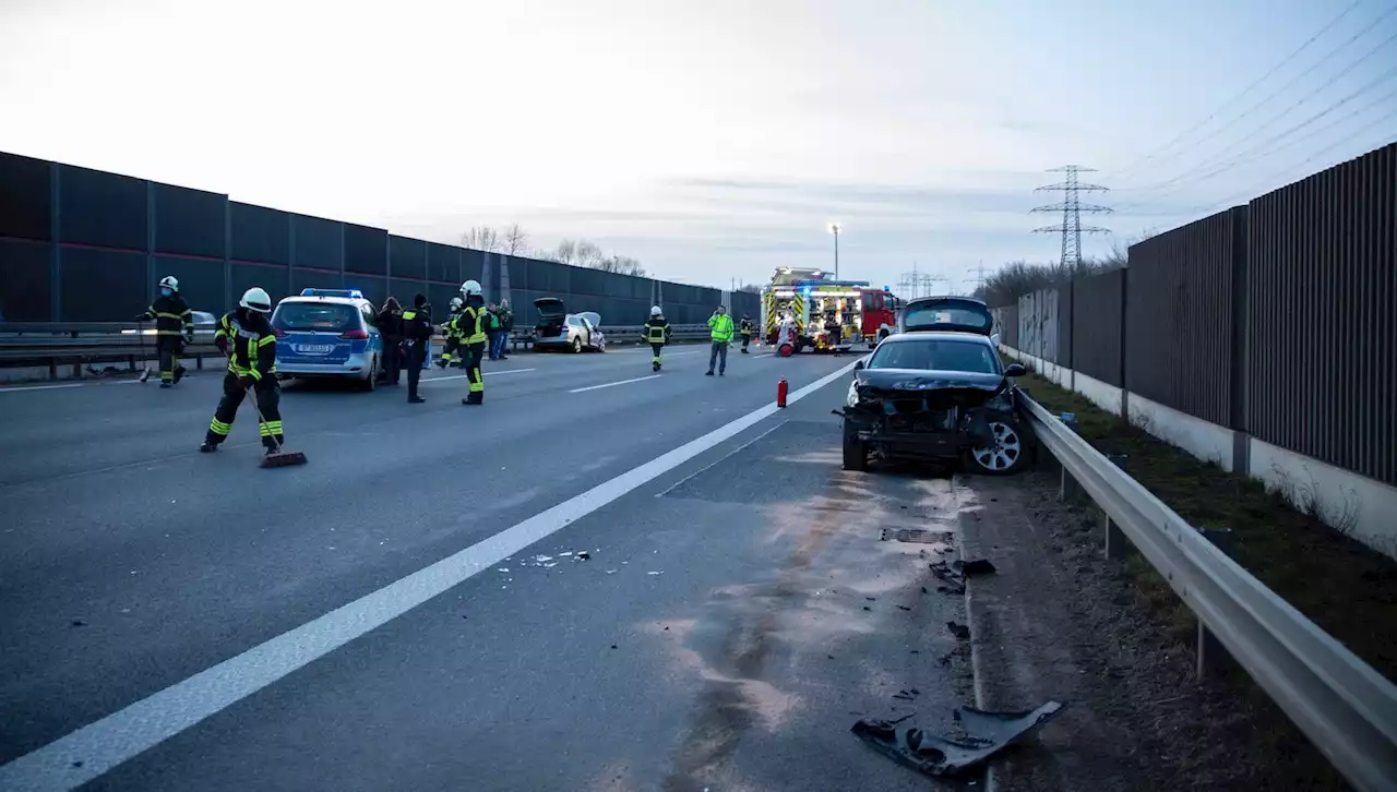 Schwerer Crash mit drei Fahrzeugen auf A10 – acht Verletzte