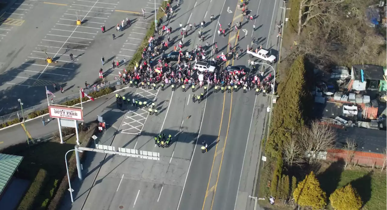 RCMP arrest anti-mandate protesters at blockaded B.C. border crossing