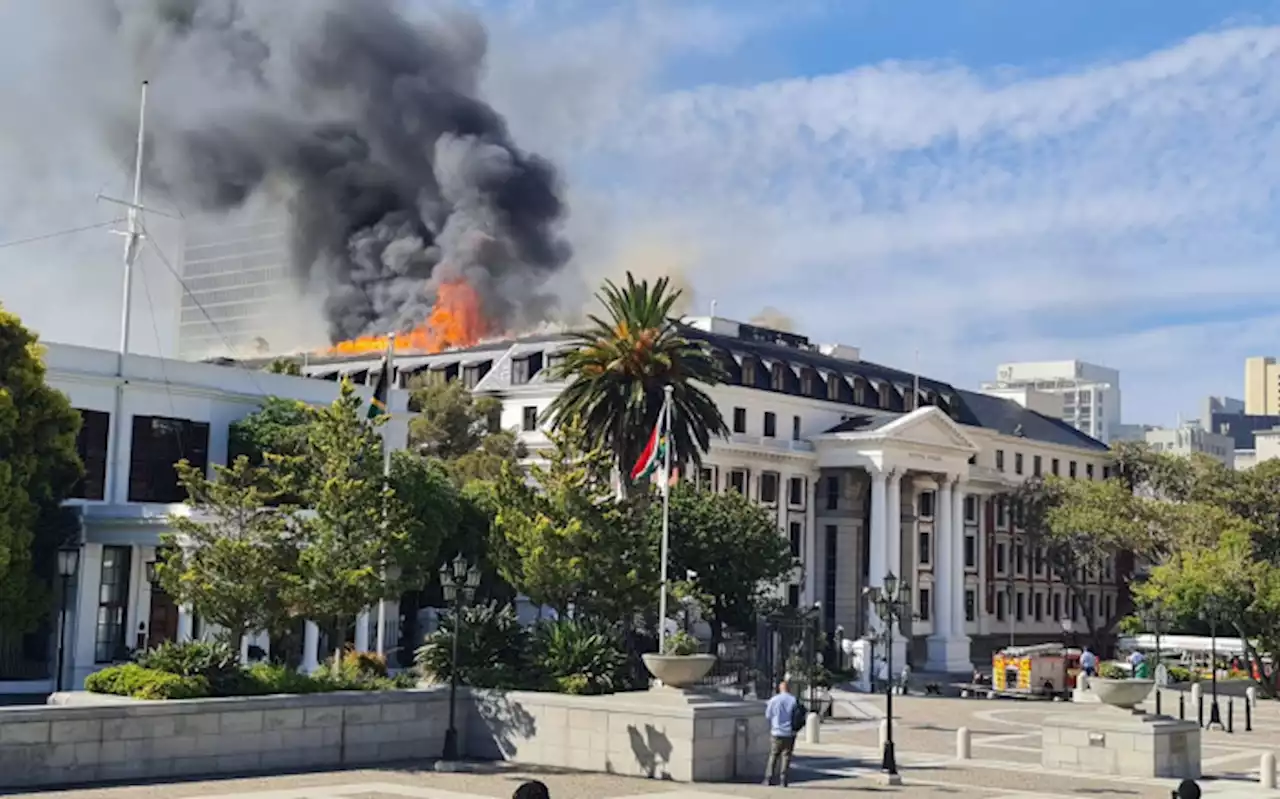 De Lille to appoint independent team to probe, provide report on Parly blaze