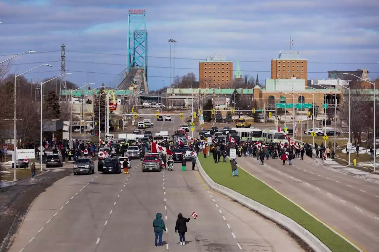 Canada police in standoff with protesters blocking bridge to US
