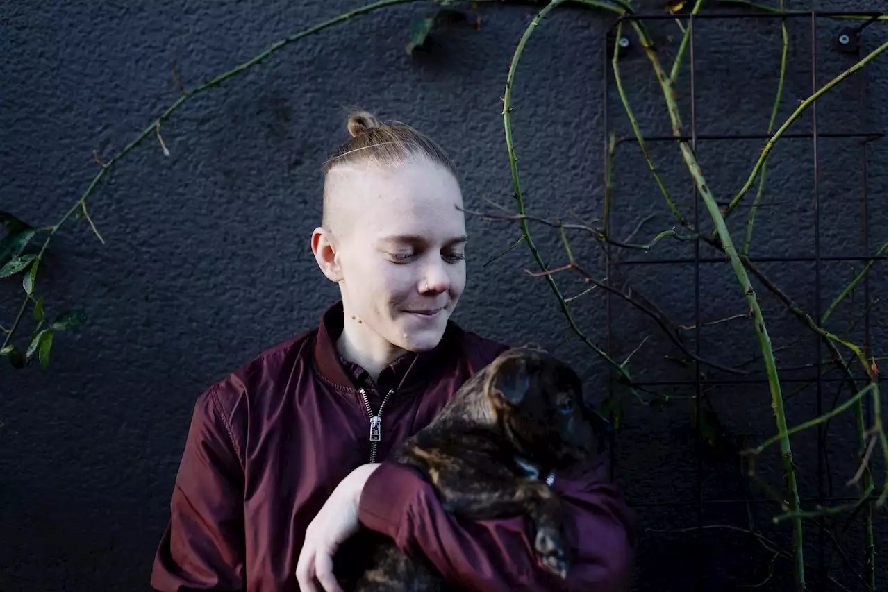 Emelie kritiserar den svenska transvården