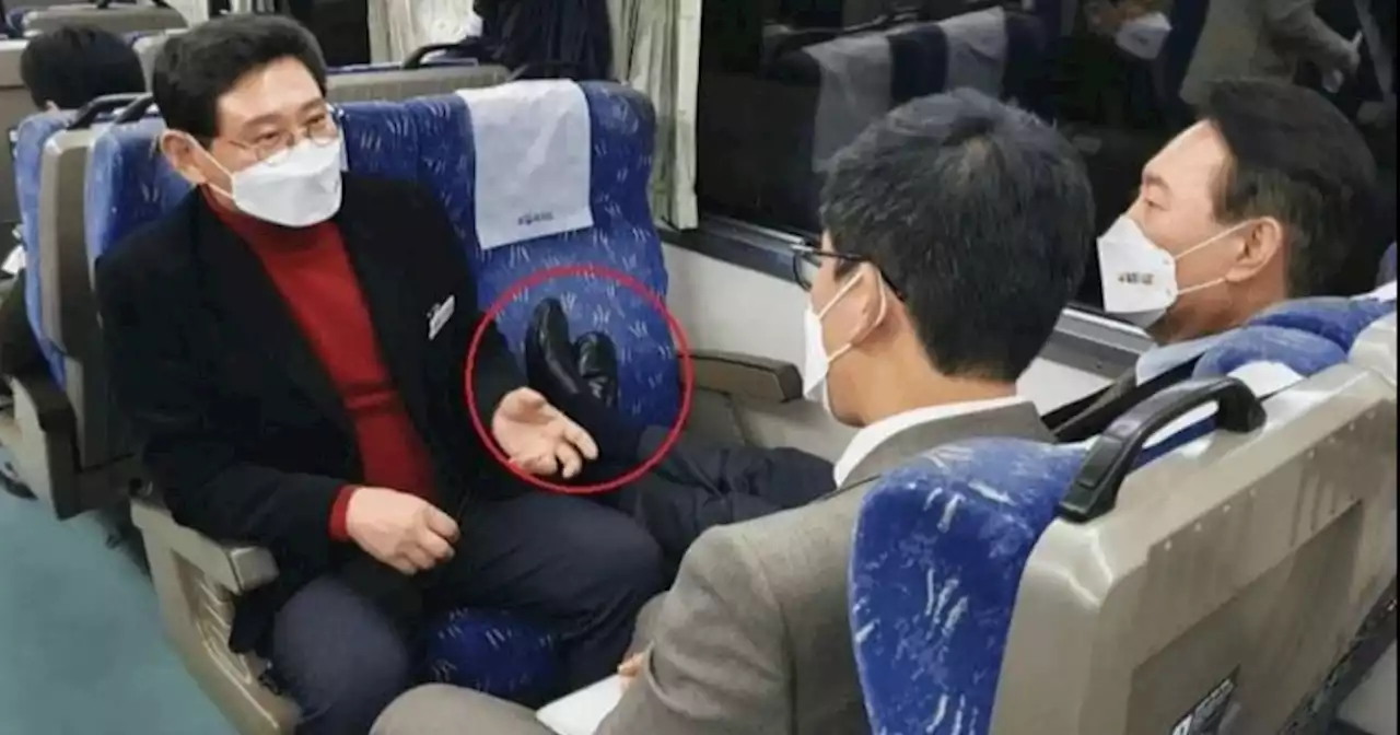 기차 좌석에 구두신고 발 올린 윤석열...“쩍벌 못하니 앞으로 쭉뻗이냐”