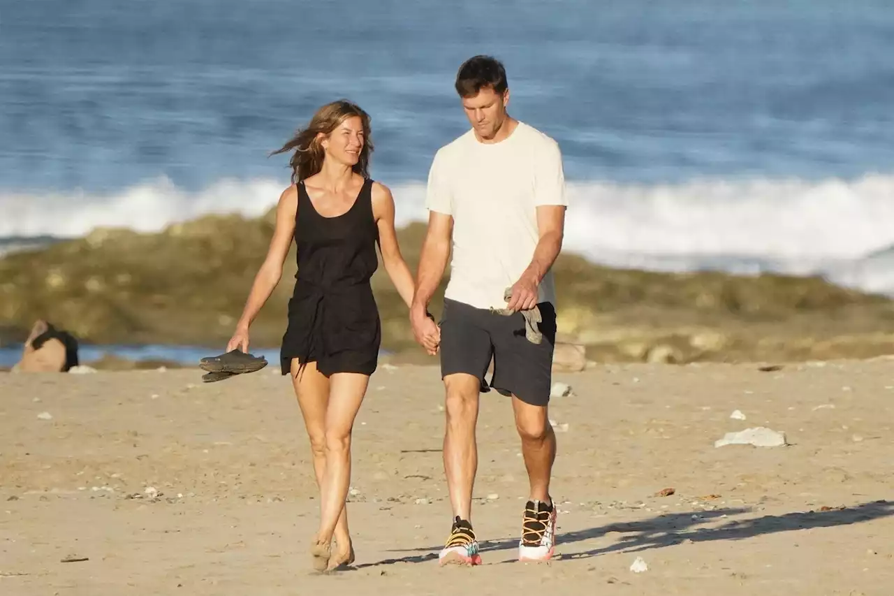 Tom Brady and Gisele Bündchen stroll Costa Rican beach