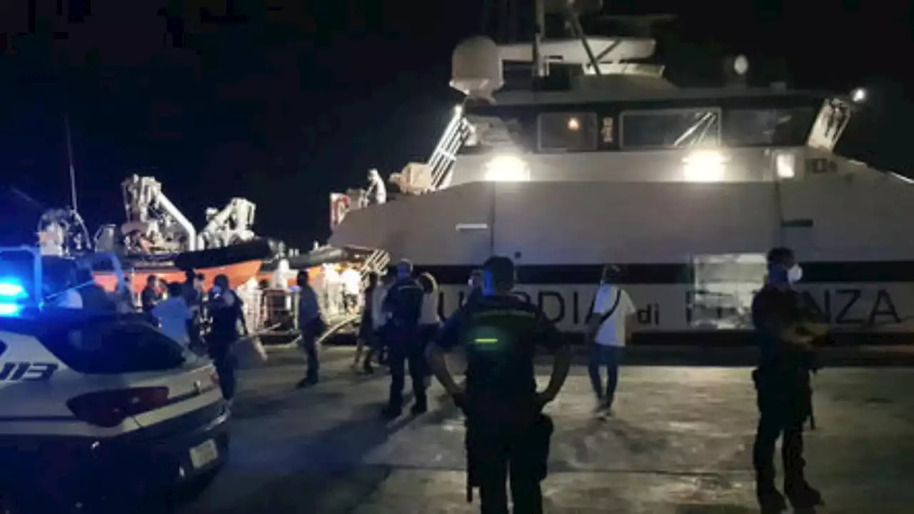 Migranti: sbarcano in 18 a Lampedusa, 3 dispersi. Altri 122 a Roccella Jonica