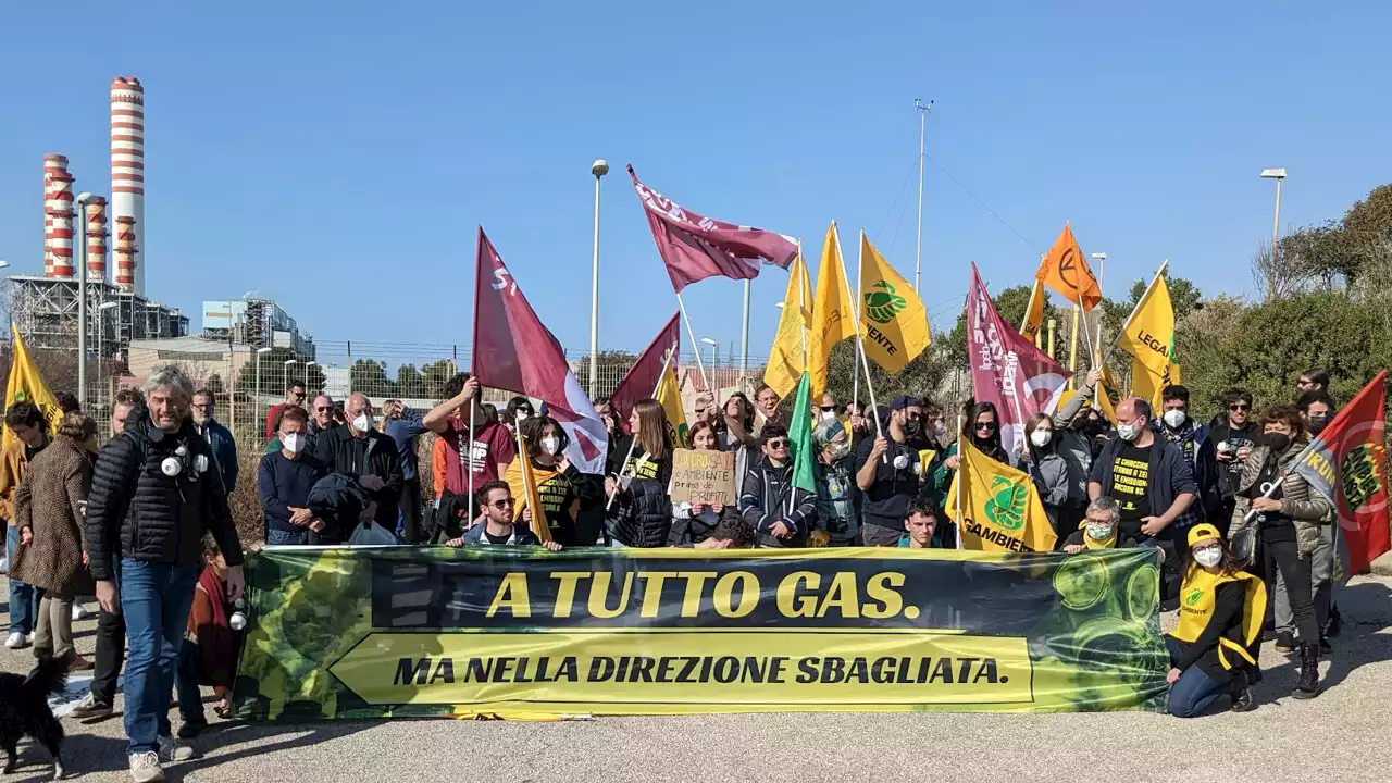 No a nuove centrali a gas nel Lazio: la protesta a Civitavecchia