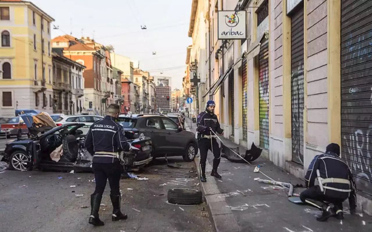 Incidente a Milano, auto passa con il semaforo rosso: feriti 5 ragazzi