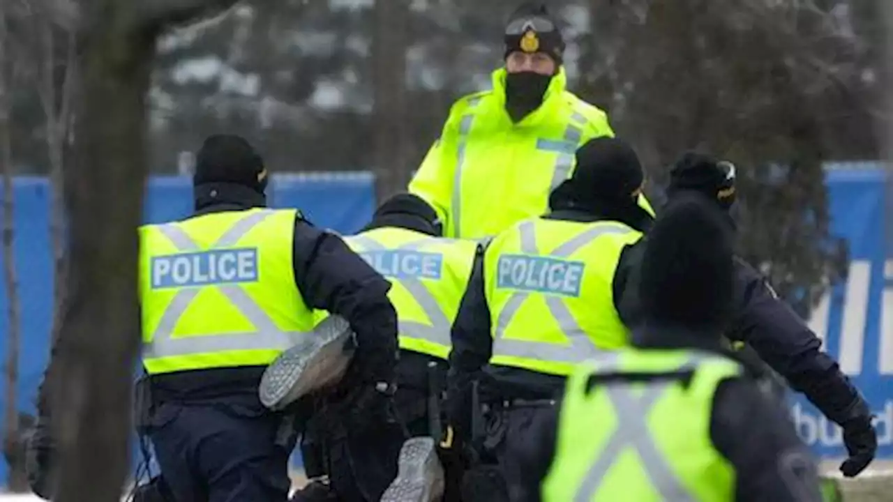 Canada police arrest protesters in bid to clear key bridge to US