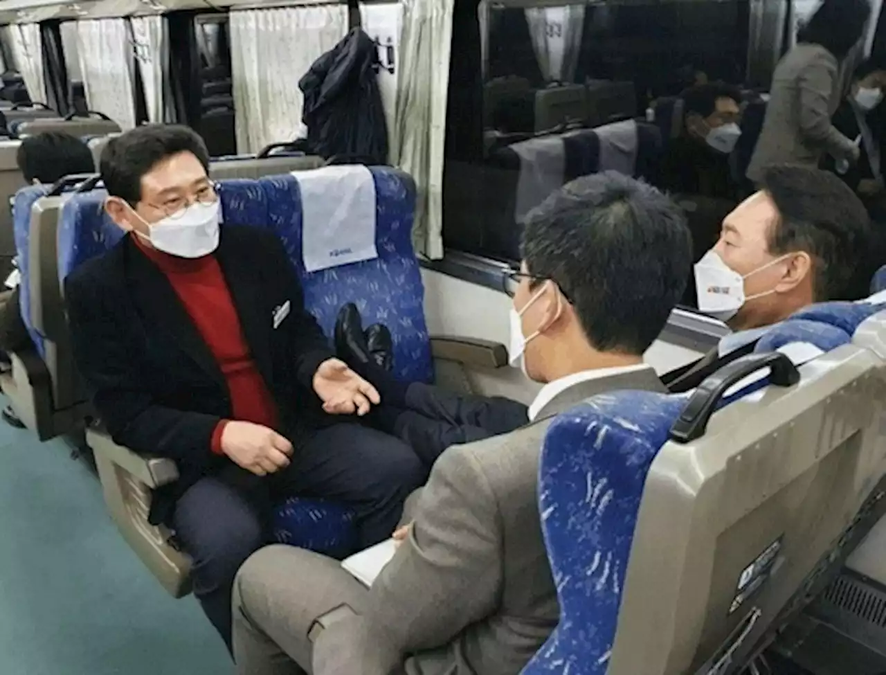 '구둣발 사진'에 與 '쩍벌못하니 쭉뻗'…尹측 '경련 때문, 유감'(종합) | 연합뉴스