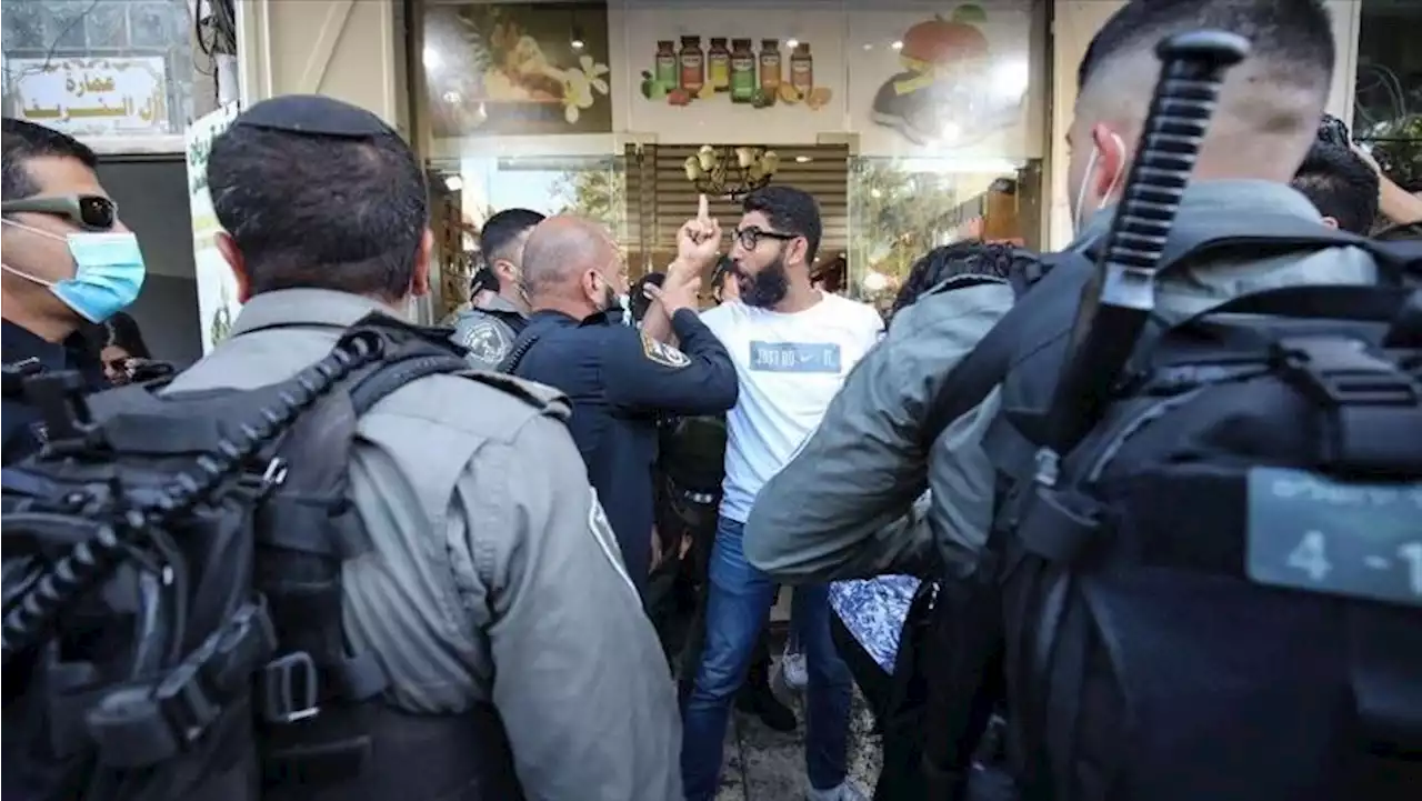 مستوطنون يعتدون على فلسطيني معاق حركيا