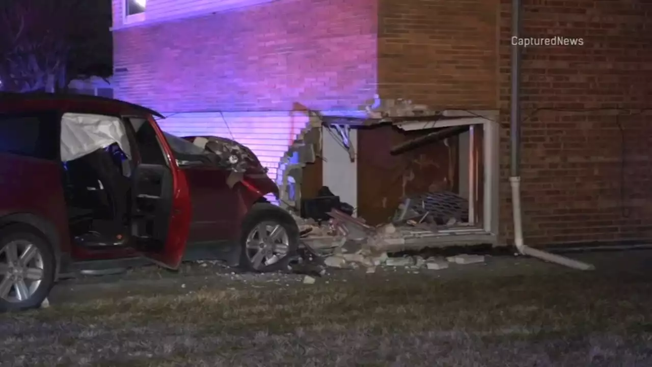 Chatham crash: 2 hurt after minivan crashes into building, Chicago police and fire officials say