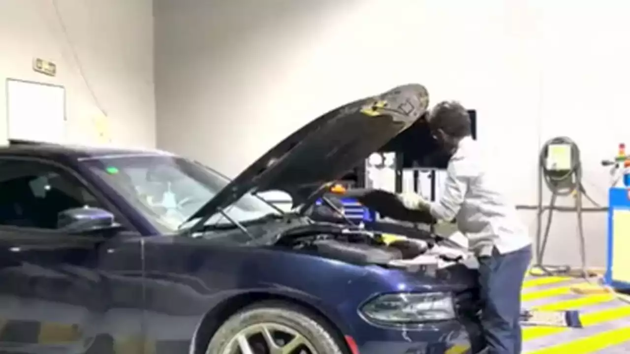 مواطن يحوّل شغفه بالميكانيكا لتجارة رابحة.. تعلم من عامل والآن يملك ورشًا \n