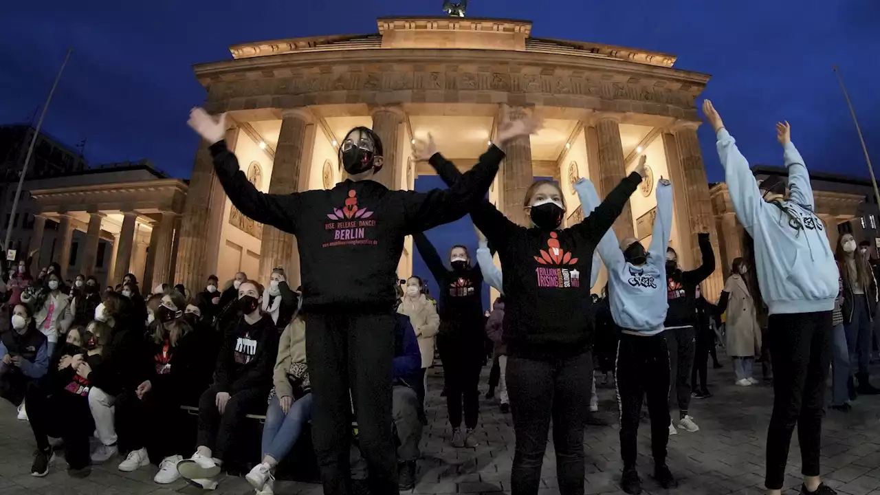 Hunderte tanzen am Brandenburger Tor gegen Gewalt an Mädchen und Frauen