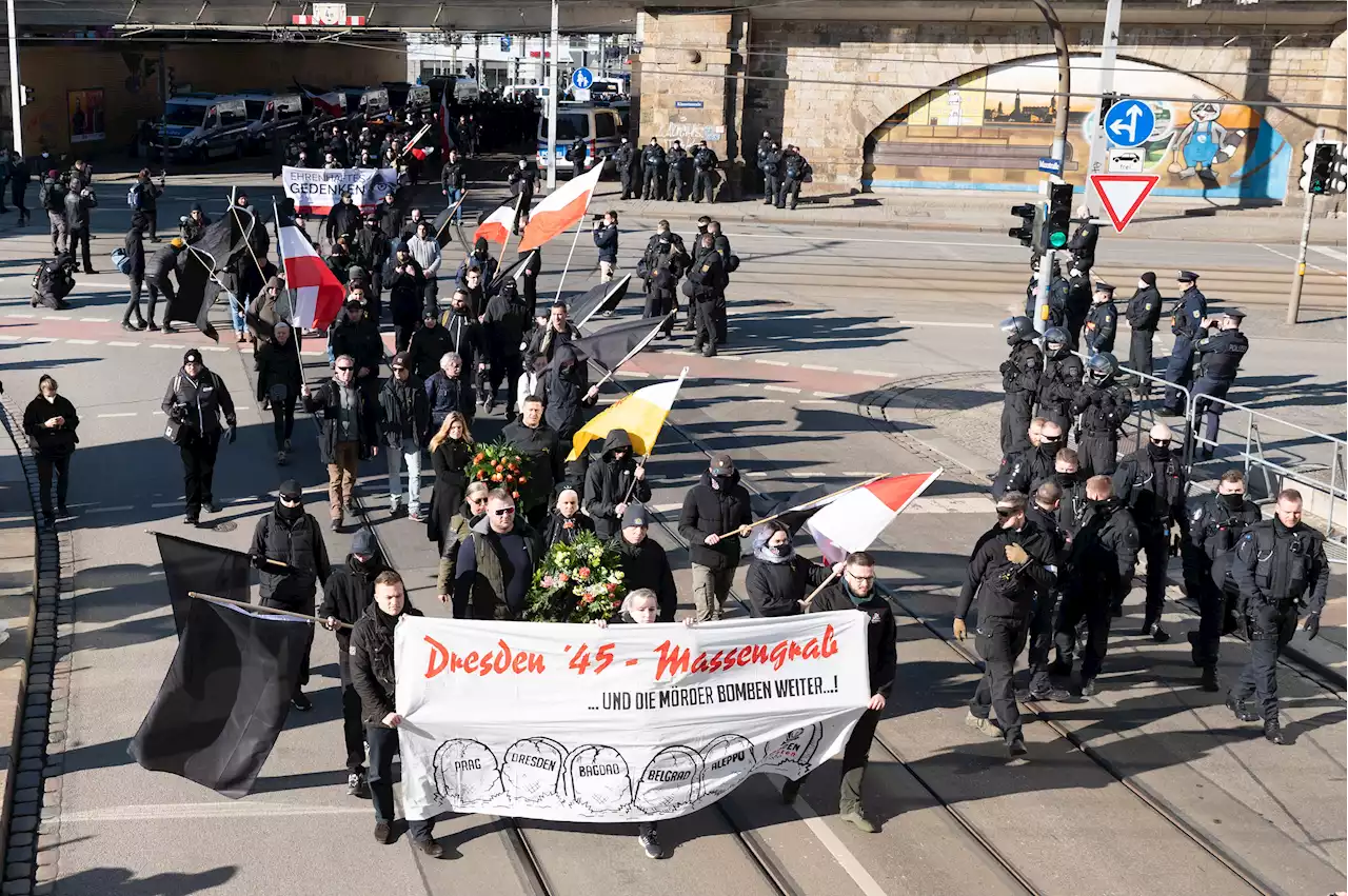 Internationales Auschwitz Komitee - Empörung über rechtsextremes Banner bei Gedenken in Dresden