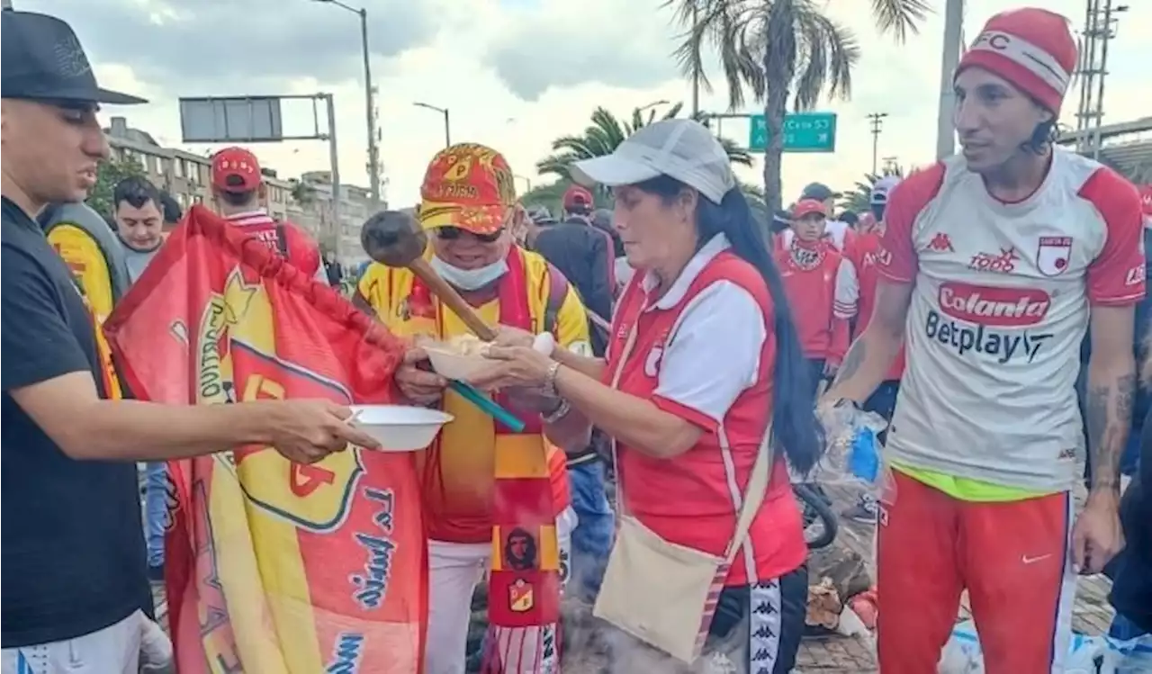 ¡Un ejemplo a seguir! El gran recibimiento de los hinchas de Santa Fe a los de Pereira