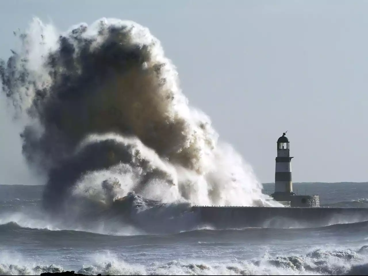 Met Office issues gale warnings as ‘powerful’ storm bears down on UK