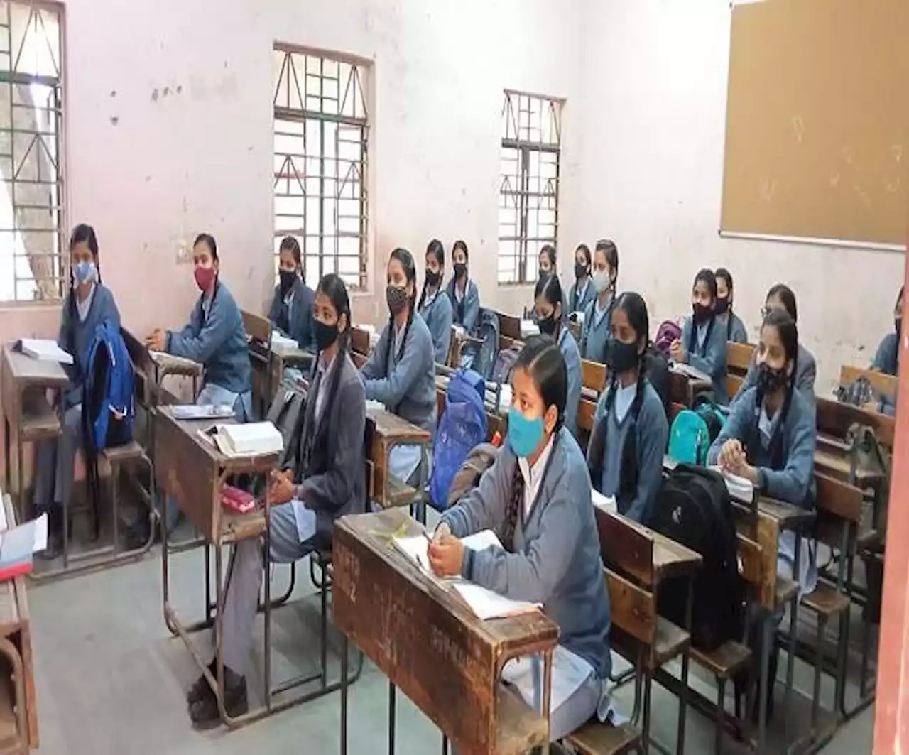 School Re-Open News: कोरोना प्रोटोकाल के साथ दिल्ली और यूपी के एनसीआर के शहरों में भी खुले स्कूल