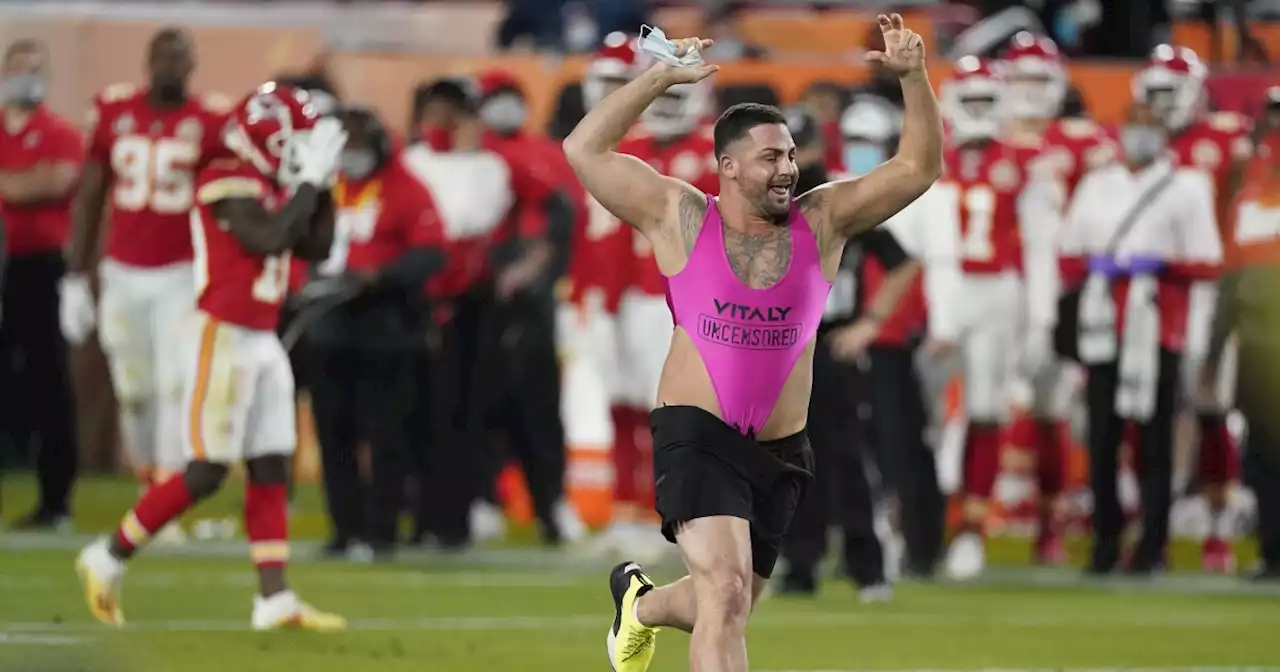 Column: The untold tale of the San Diego surfer who enabled last year's Super Bowl streaker