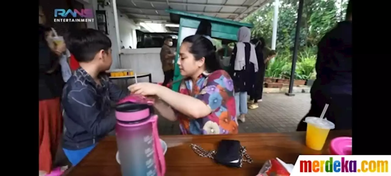 Foto : Nagita Slavina Traktir Semua Karyawannya Makan Bakso, Seru Banget Makan Bareng-bareng | merdeka.com