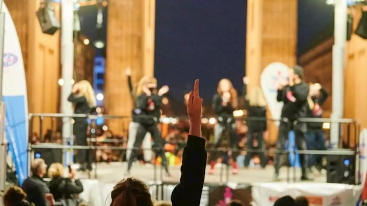 Hunderte tanzen in Berlin gegen Gewalt an Mädchen und Frauen