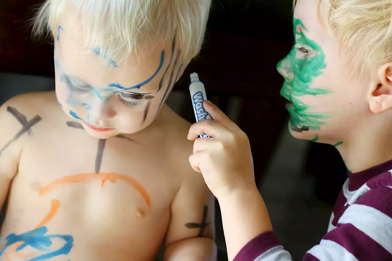 Toddler's hilarious reaction when asked who drew on baby sibling's head goes viral