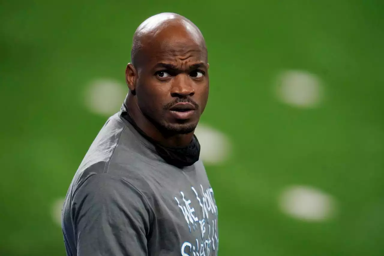 NFL player Adrian Peterson arrested at airport, charged with ‘injury of a spouse’