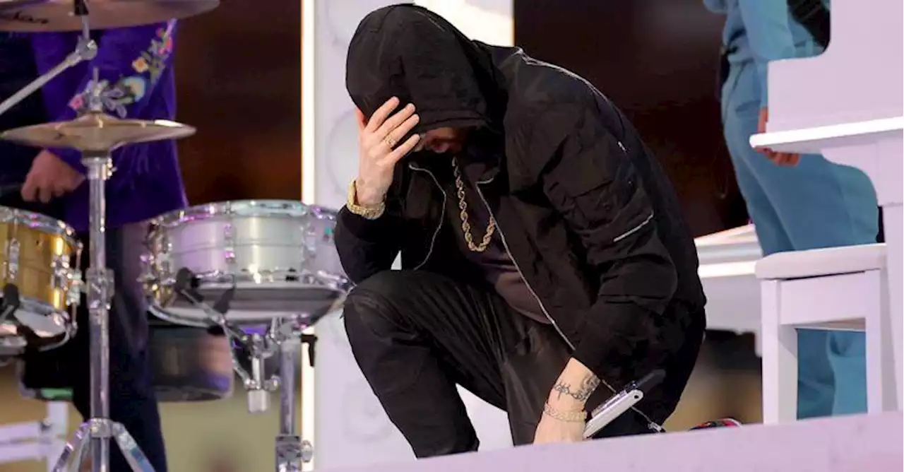 Super Bowl, vincono i Los Angeles Rams. Eminem in ginocchio durante l’inno