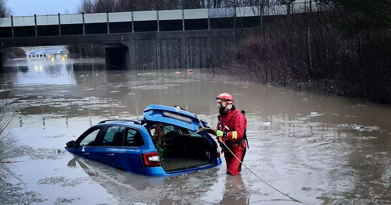 Bil havnet to meter under vann