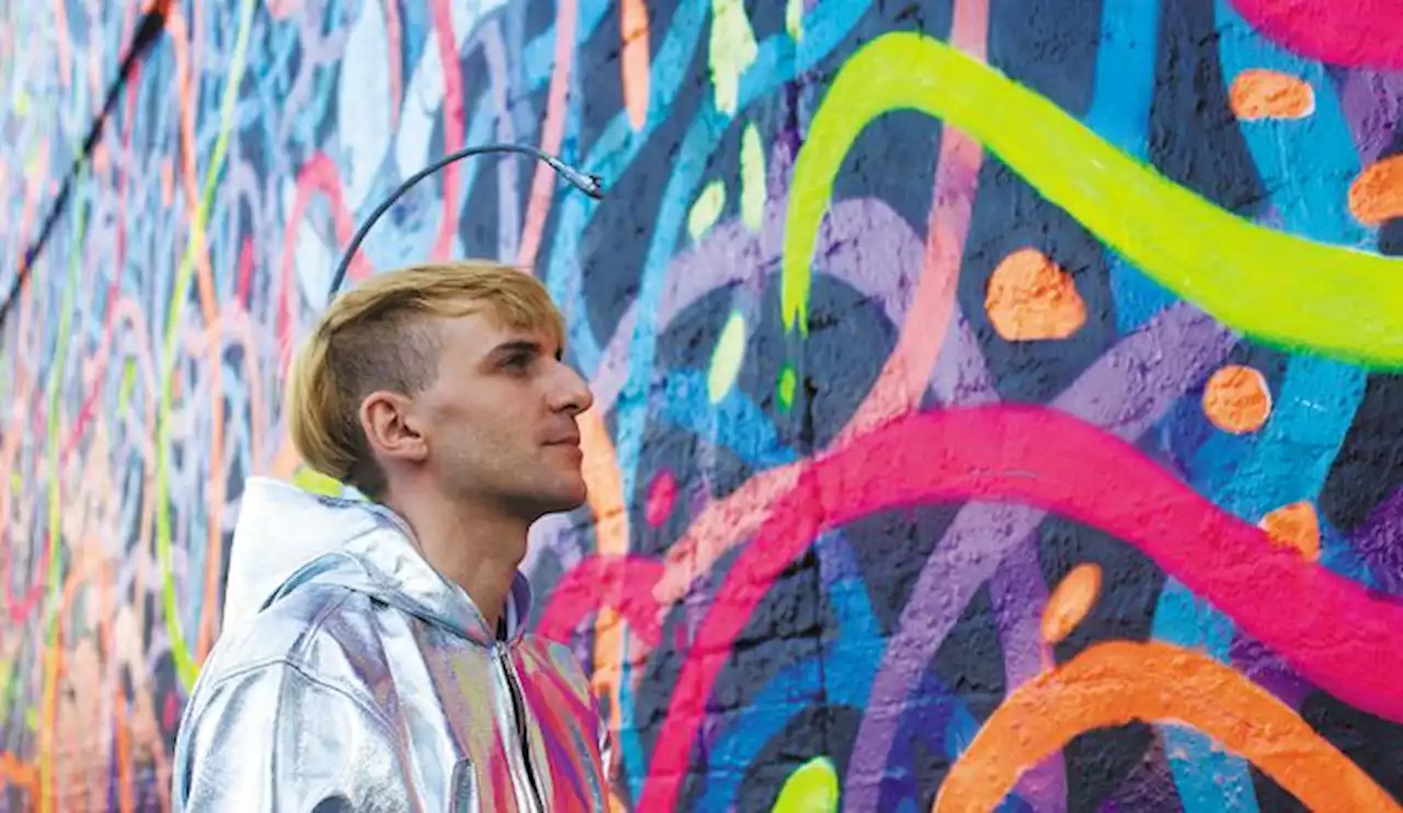 Escuchar el color, el mundo en el que vive Neil Harbisson